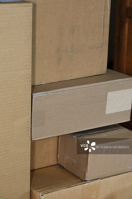 堆叠的纸板运输箱图片素材