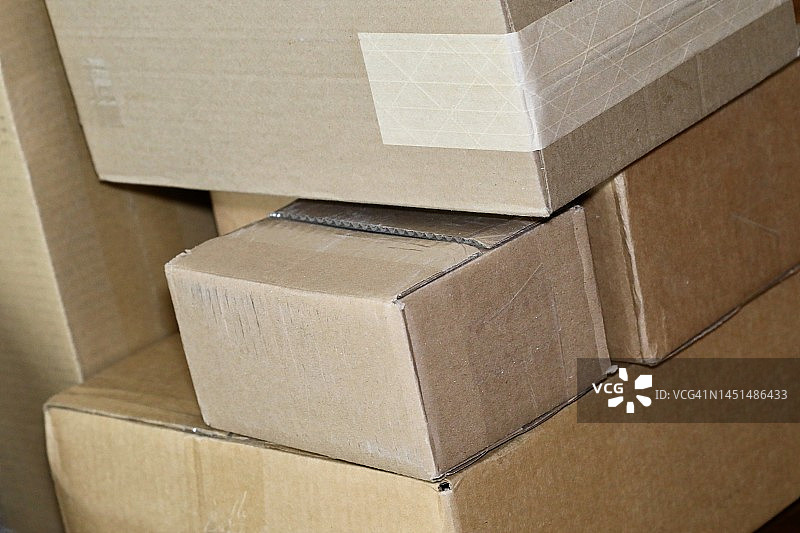 堆叠在一起的纸箱图片素材