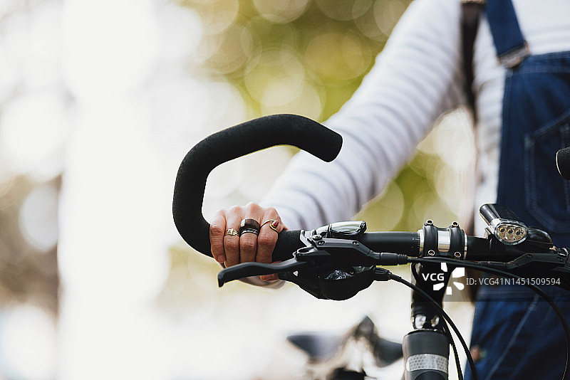 握着自行车把手的匿名女人图片素材