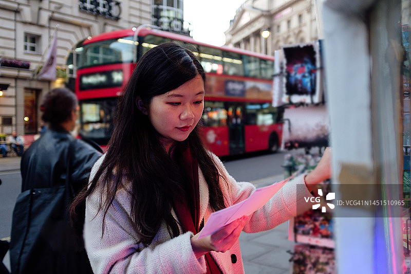 女游客在伦敦市中心购买明信片图片素材
