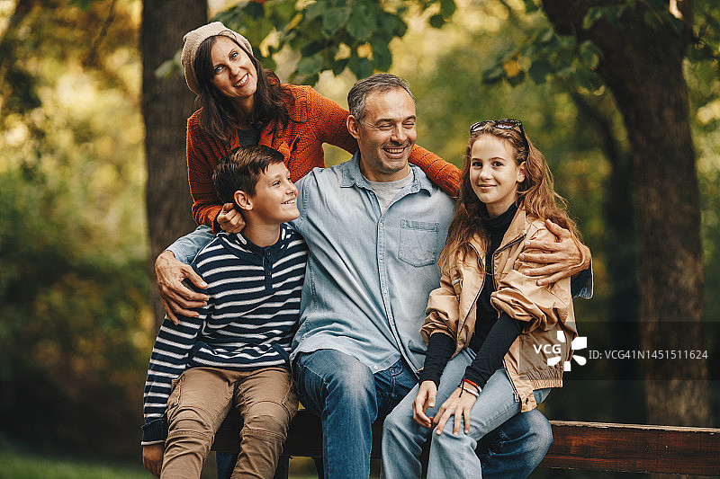 幸福的一家人在秋日的公园里玩耍图片素材