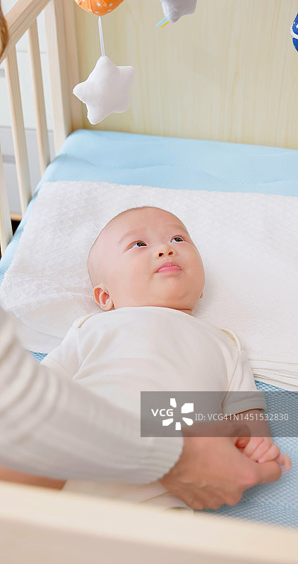 妈妈安慰哭泣的宝宝图片素材