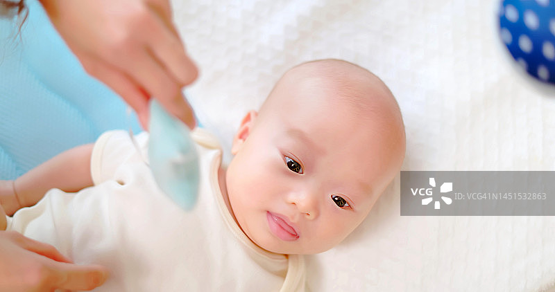 可爱的新生婴儿在婴儿床里图片素材