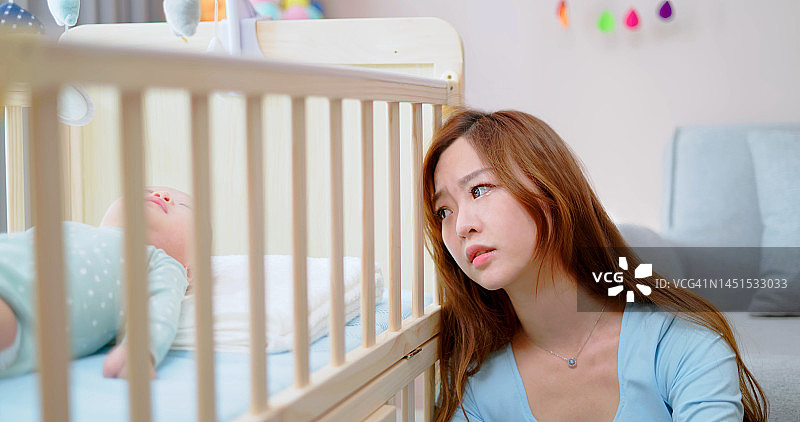 妈妈患有产后抑郁症图片素材