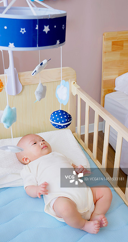 可爱的新生婴儿在婴儿床里图片素材