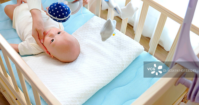 可爱的新生婴儿在婴儿床里图片素材
