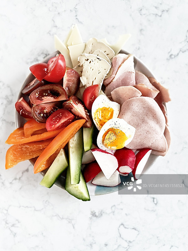 火腿奶酪鸡蛋蔬菜开胃小吃拼盘图片素材