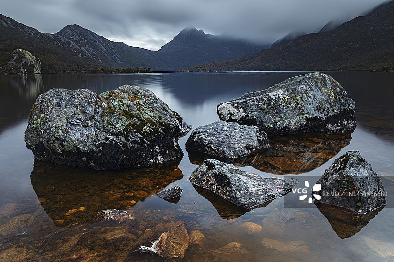 黎明时分鸽子湖岩石遍布的滩涂图片素材