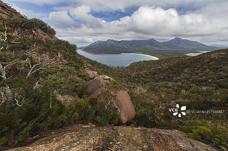 瞭望台上的酒杯湾图片素材