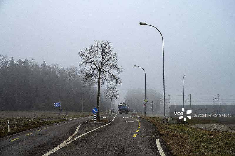 苏吉耶附近的雾天和乡村公路图片素材