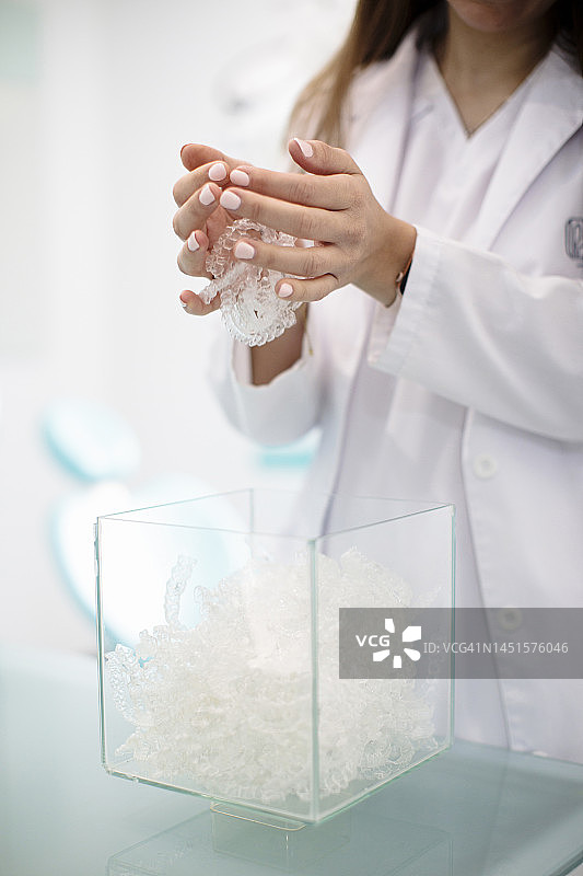 牙医拿着牙齿矫正器图片素材