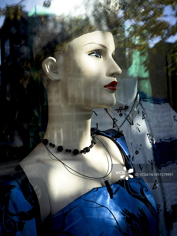 橱窗里穿着蓝色连衣裙的人体模型图片素材