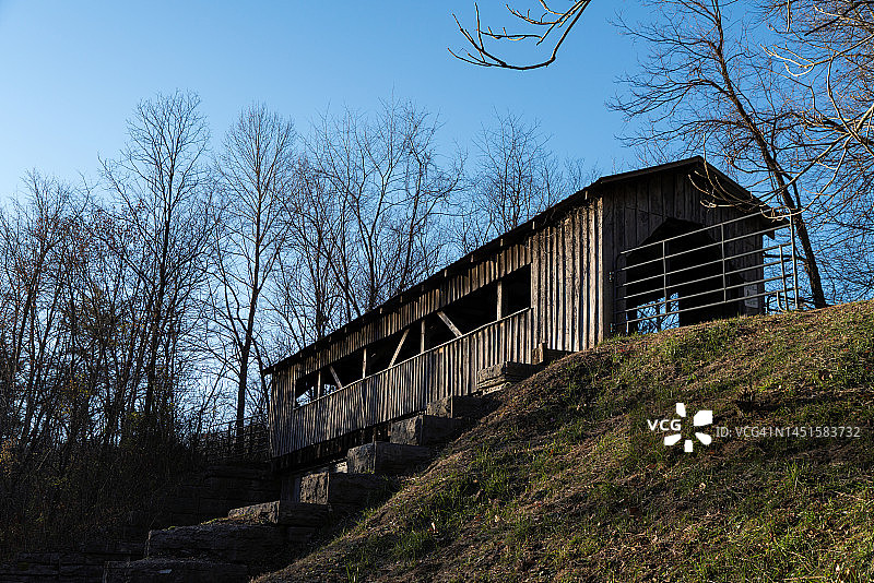 仰望坎伯兰峡口的古老木制廊桥图片素材