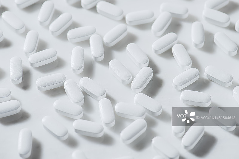 白色大理石背景上的白色药丸图片素材