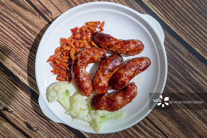 泰式烤香肠（猪肉和米肠或依善香肠）图片素材