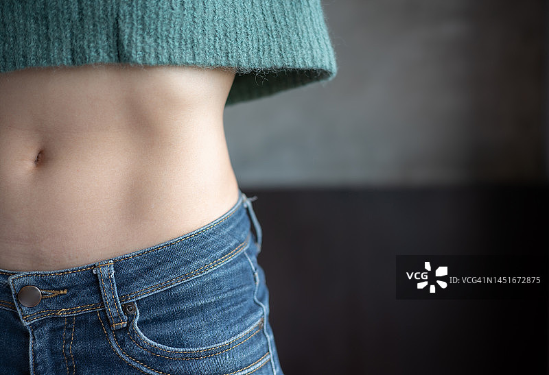 细腰女子特写。展示减肥效果的概念照片图片素材
