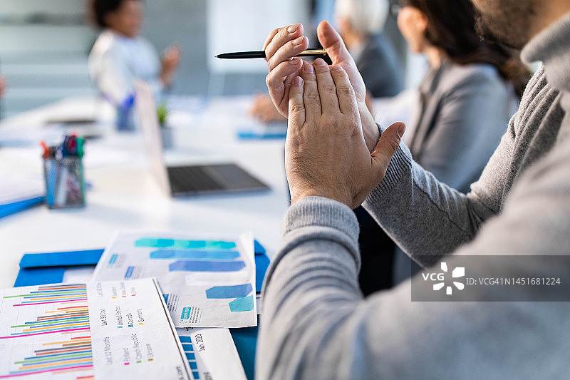 办公室成功商务演示鼓掌图片素材