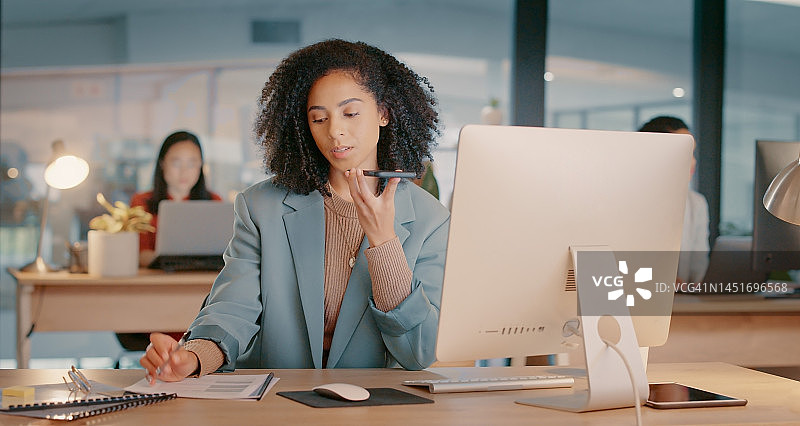 黑人女性，在办公桌前使用智能手机进行通话，与营销客户沟通反馈，撰写报告并为广告公司做笔记。在广告公司工作的非洲女孩，从事数字营销工作并规划SEO策略图片素材