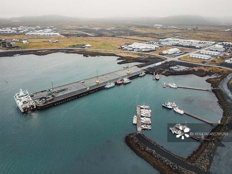 冰岛格林达维克渔镇码头停靠的小型渔船图片素材