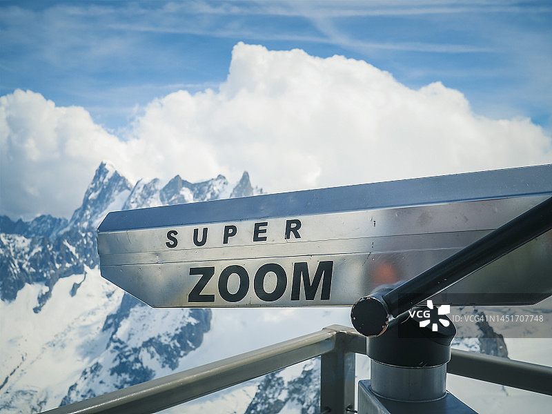 法国霞慕尼南针峰缆车到达站台望远镜全景，2022年6月图片素材