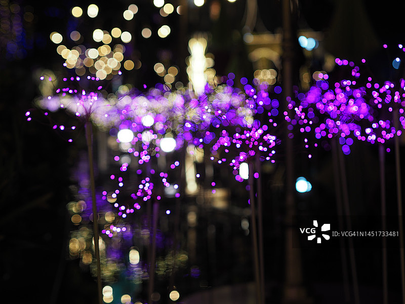 紫色黄色梦幻闪亮抽象背景，带火花散景设计图片素材