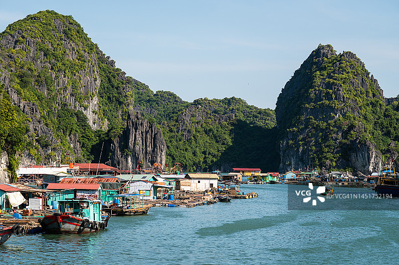 阳光明媚的日子里，越南北部下龙湾吉婆岛附近的漂浮村庄图片素材