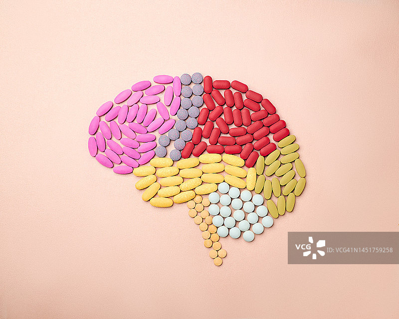排列成类似于人脑形状及其各个区域的各色药丸图片素材