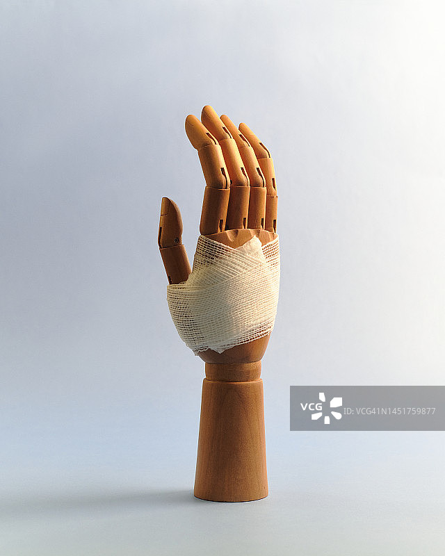 缠着绷带的木制艺术手图片素材
