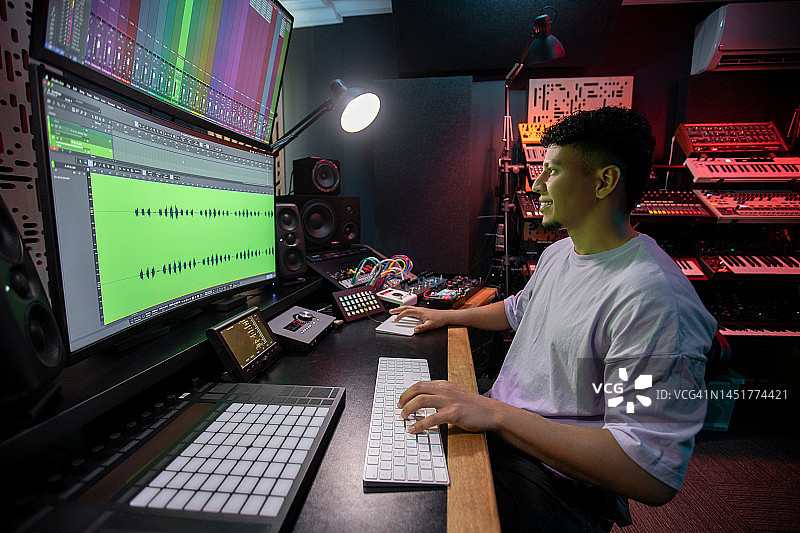 在专业音乐工作室工作的男人图片素材