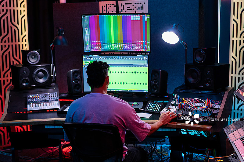 在专业音乐工作室工作的男人图片素材