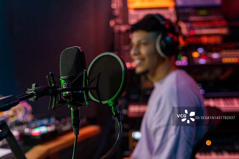 音乐制作人在录音棚工作图片素材