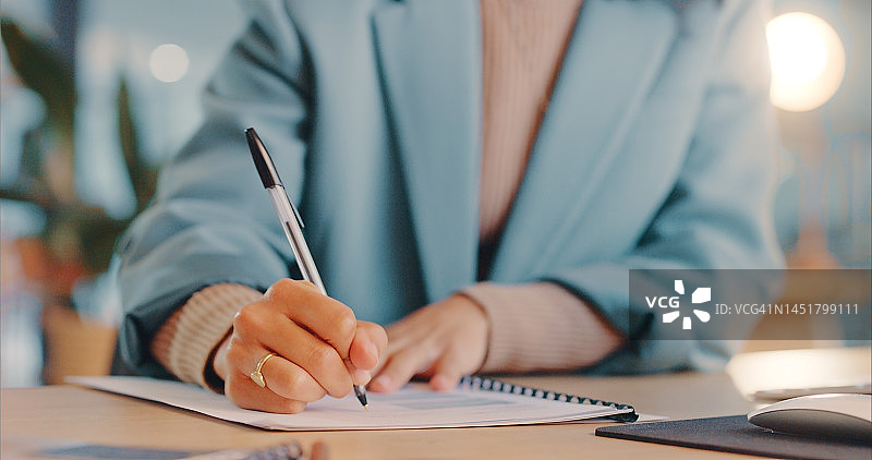 撰写报告、规划，商务女性处理会计提案、公司战略和项目管理。纸质目标，秘书文书工作和公司文件签名图片素材