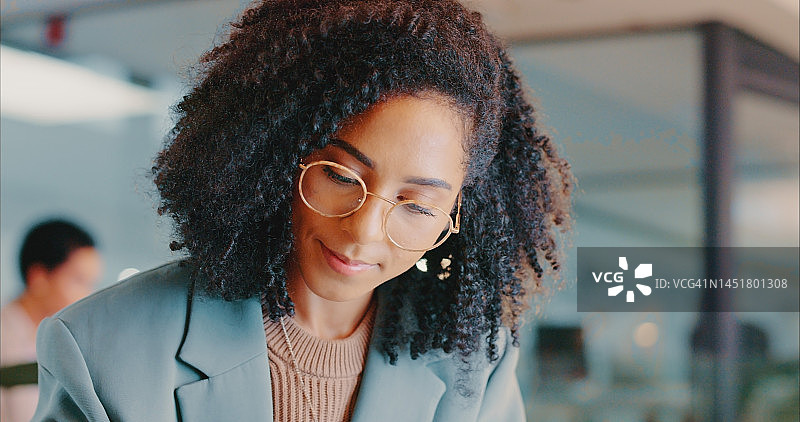 公司行政部门的商务女士，负责行政规划、接待策略和职业发展。前台接待员、项目工作区和在公司的黑人女性图片素材