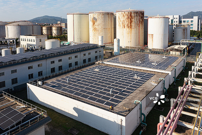 油罐和太阳能电池板图片素材