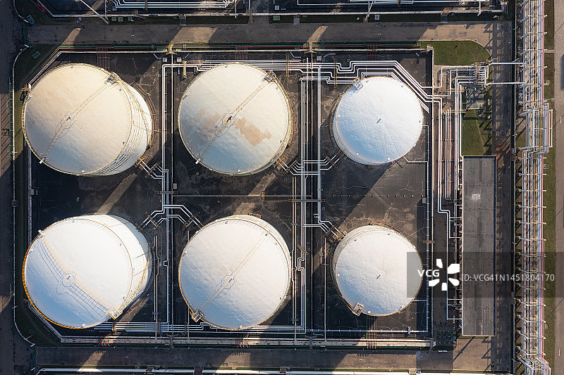 大型石油储存仓库中的油罐俯视特写图片素材