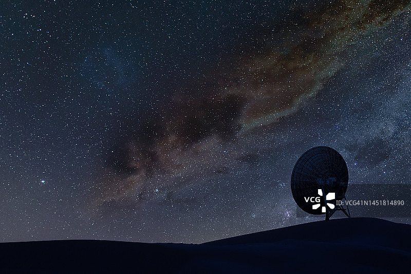 射电望远镜上的银河图片素材