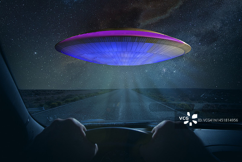 UFO降落在沙漠中的高速公路上图片素材