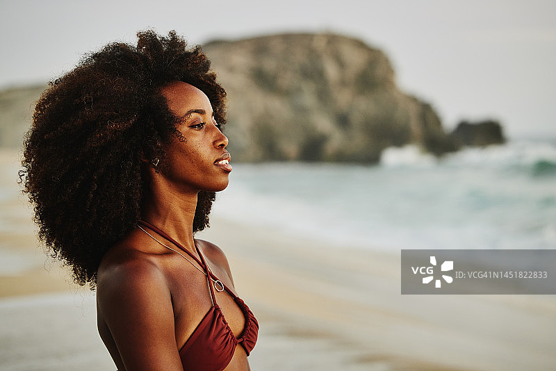 女士在海滩度假看日落图片素材