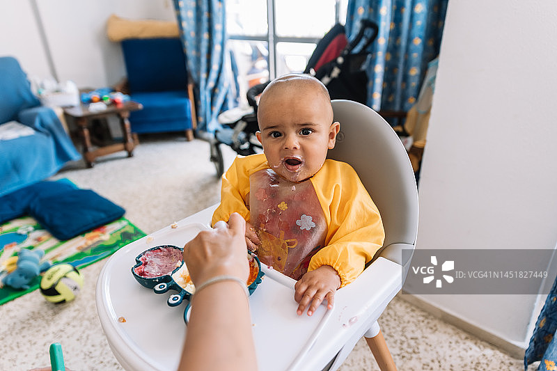 妈妈用勺子喂宝宝，宝宝主导的断奶方法图片素材