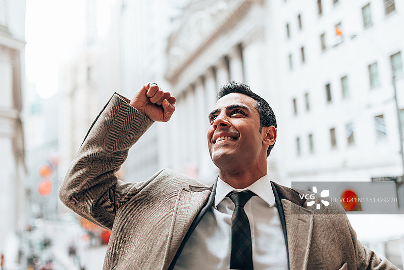 华尔街上快乐的成功商人图片素材