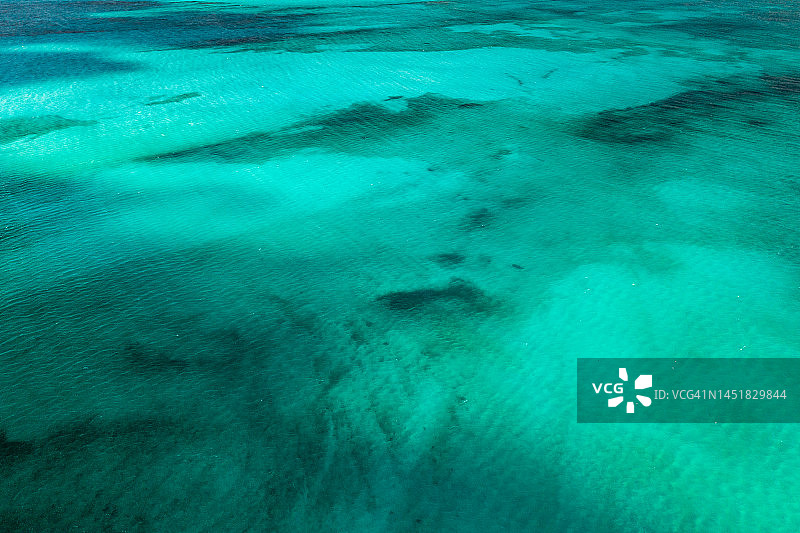 巴哈马群岛埃克苏马充满活力的彩色海景鸟瞰图片素材