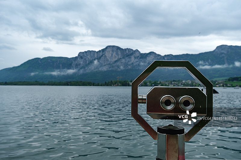 奥地利蒙德塞镇的蒙德塞湖观景台，配有双筒望远镜图片素材