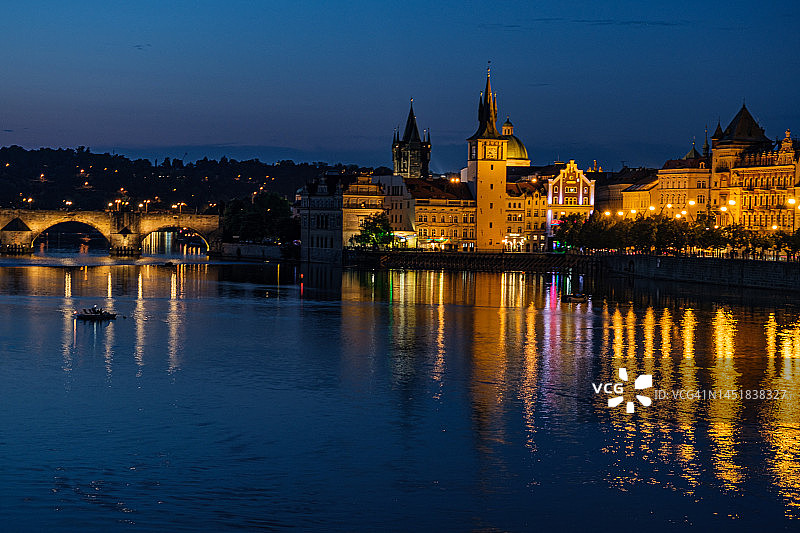 布拉格伏尔塔瓦河畔的查理大桥和老城桥塔日落景色图片素材