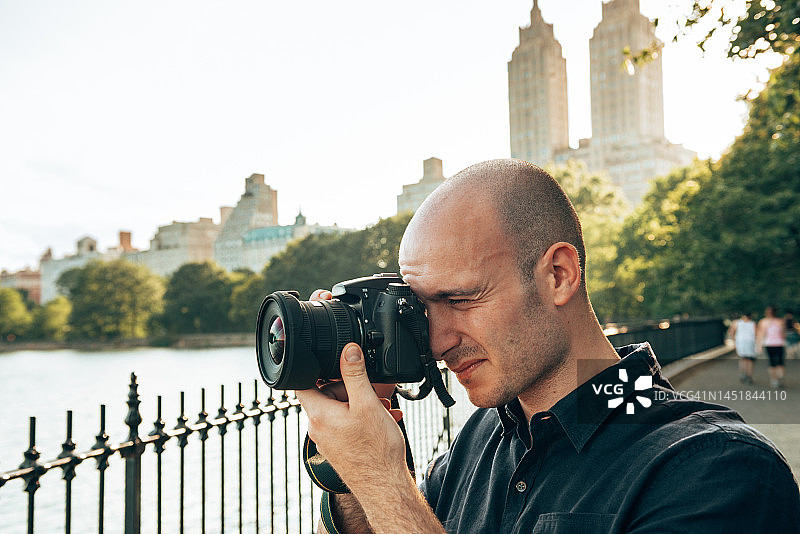 摄影师在中央公园拍照图片素材