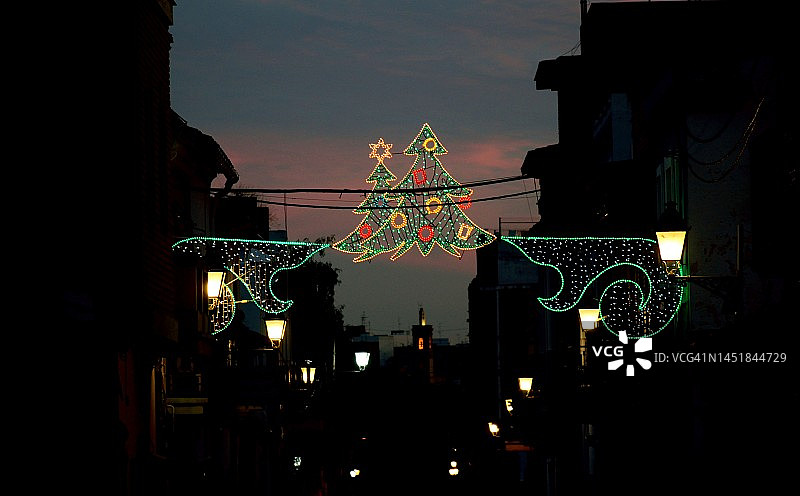 街道圣诞树造型灯饰图片素材
