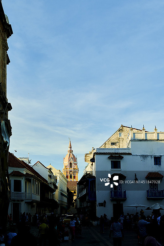 卡塔赫纳德印第亚斯的典型街道，背景是教堂塔楼图片素材