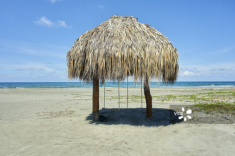 哥伦比亚卡塔赫纳海滩雨伞秋千风景图片素材