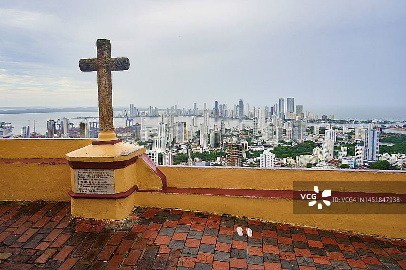 哥伦比亚卡塔赫纳的城市风光与基督教十字架图片素材
