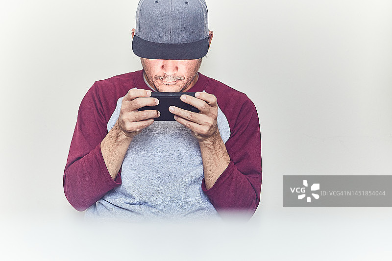 男子使用手机图片素材