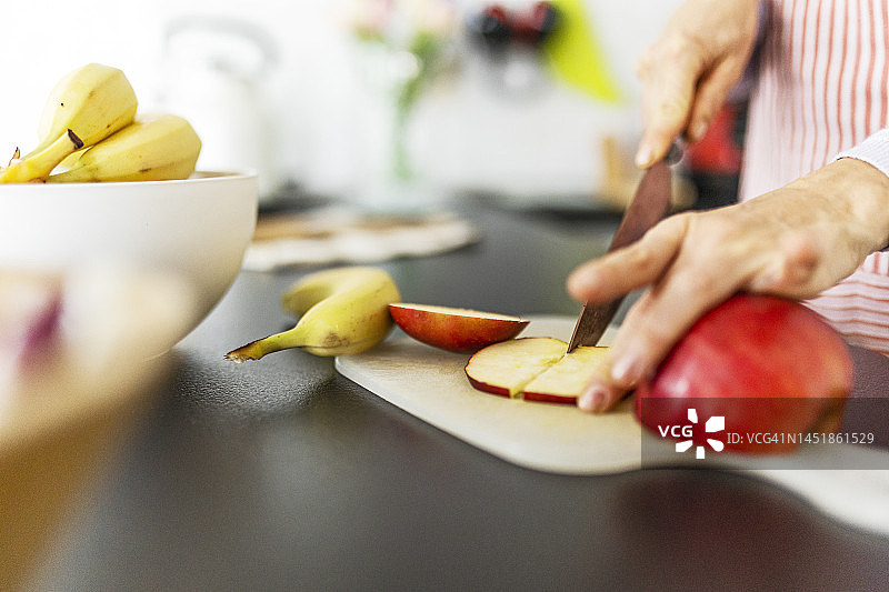 一位年轻女人正在切苹果图片素材